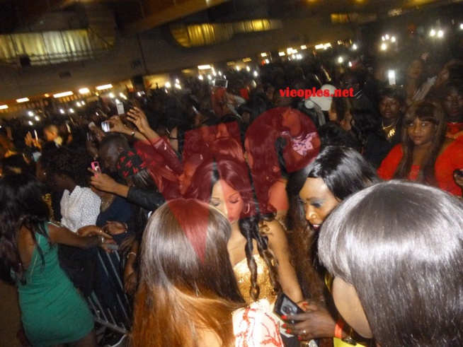 Waly Seck chauffe son publique au Palais des Congrés de Montreuille et assure son spectacle