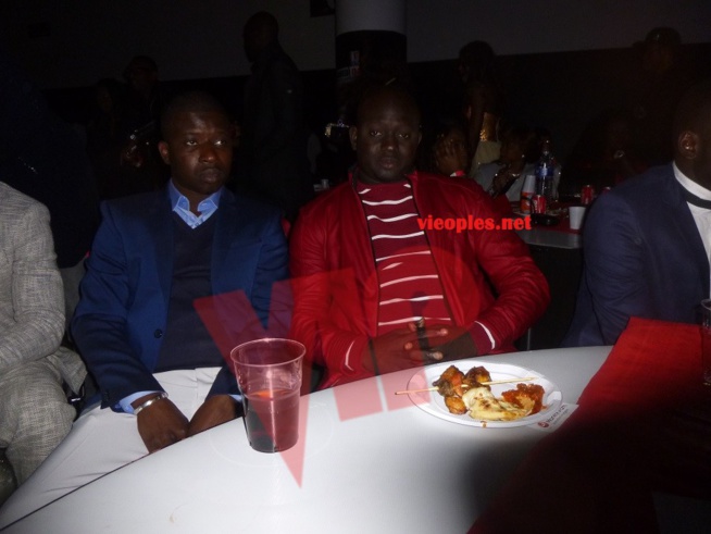 Waly Seck chauffe son publique au Palais des Congrés de Montreuille et assure son spectacle