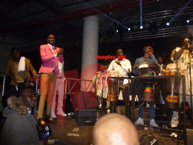 Waly Seck chauffe son publique au Palais des Congrés de Montreuille et assure son spectacle