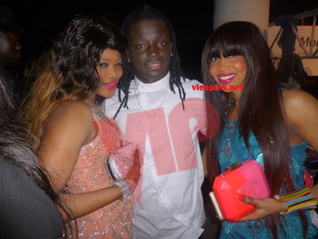 Waly Seck chauffe son publique au Palais des Congrés de Montreuille et assure son spectacle Waly Seck chauffe son publique au Palais des Congrés de Montreuille et assure son spectacle