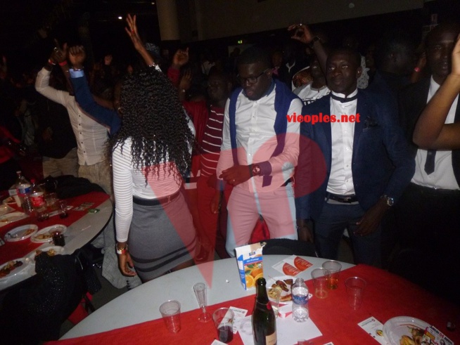 Waly Seck chauffe son publique au Palais des Congrés de Montreuille et assure son spectacle