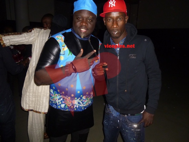 Waly Seck chauffe son publique au Palais des Congrés de Montreuille et assure son spectacle