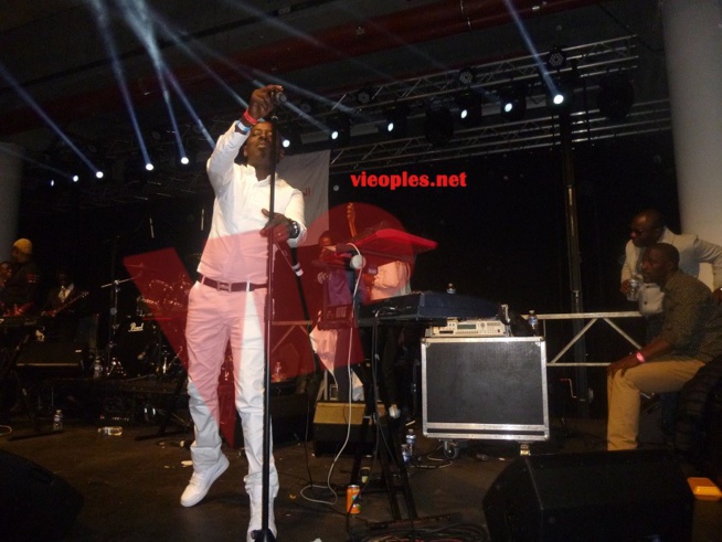 Waly Seck chauffe son publique au Palais des Congrés de Montreuille et assure son spectacle