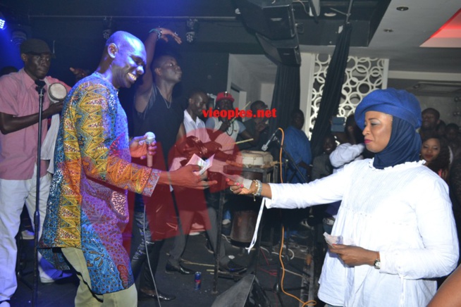 Journée du 08 Mars: Pape Diouf honore les femmes au Baramundi. Regardez Journée du 08 Mars: Pape Diouf honore les femmes au Baramundi. Regardez