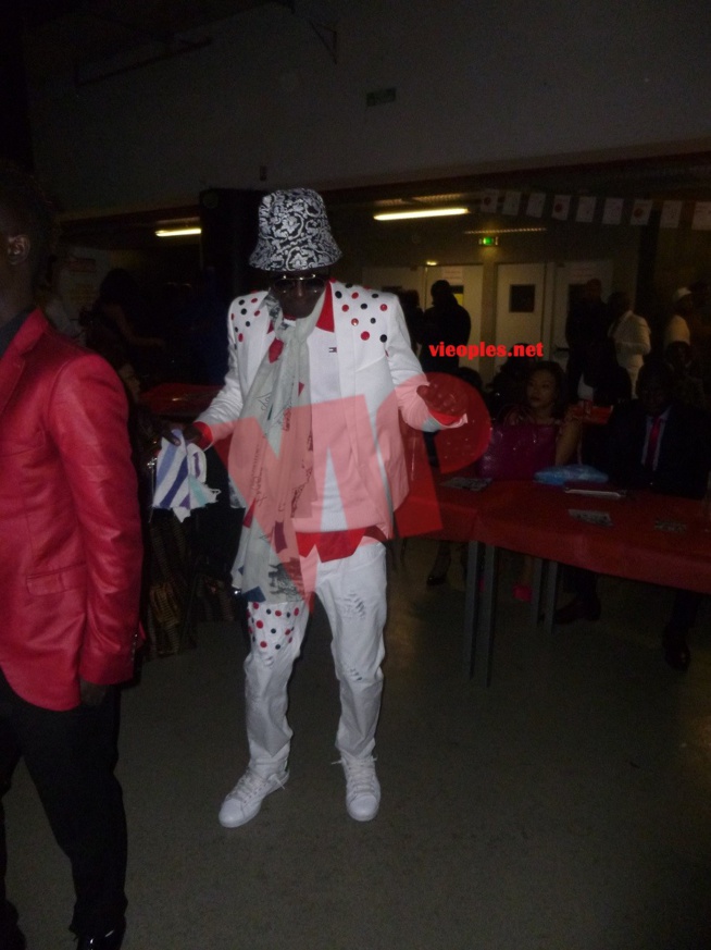 Mandél le Baye Fall Parisien tout joyeux au concert de son ami et idole Waly Seck.