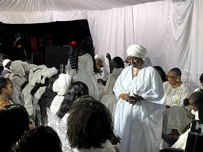 Héné Time de la petite fille du président Mbagnick Diop MEDS, Sophie une pluies de millions dans une folle ambiance. Héné Time de la petite fille du président Mbagnick Diop MEDS, Sophie une pluies de millions dans une folle ambiance.