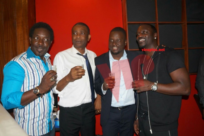 Quand les 4 leader se partagent leur verre de thé. Quand les 4 leader se partagent leur verre de thé.