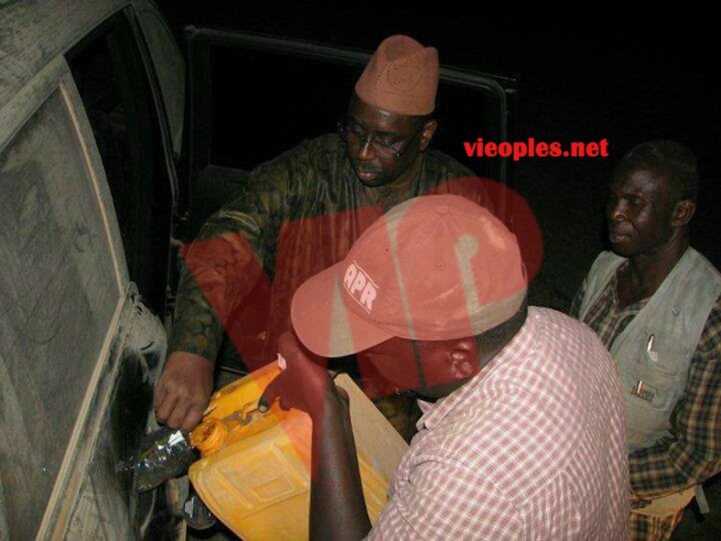 Macky Sall remplit son réservoir de carburant.
