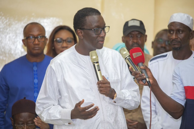 Parcelles Assainies: Le Pm Amadou BA reçoit les imams, délégués de quartiers et liste les chantiers Parcelles Assainies: Le Pm Amadou BA reçoit les imams, délégués de quartiers et liste les chantiers