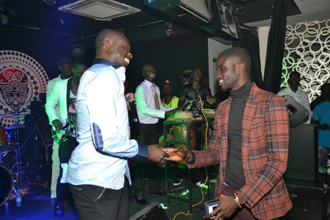 Revivez les images de la dernière soirée de Pape Diouf au Baramundi avant le "Grand Bégué" du 28 mars au grand théâtre. Revivez les images de la dernière soirée de Pape Diouf au Baramundi avant le "Grand Bégué" du 28 mars au grand théâtre.