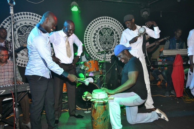 Revivez les images de la dernière soirée de Pape Diouf au Baramundi avant le "Grand Bégué" du 28 mars au grand théâtre. Revivez les images de la dernière soirée de Pape Diouf au Baramundi avant le "Grand Bégué" du 28 mars au grand théâtre.
