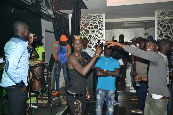 Revivez les images de la dernière soirée de Pape Diouf au Baramundi avant le "Grand Bégué" du 28 mars au grand théâtre. Revivez les images de la dernière soirée de Pape Diouf au Baramundi avant le "Grand Bégué" du 28 mars au grand théâtre.