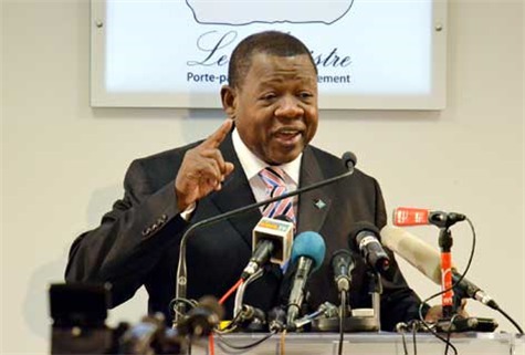 Lambert Mende, porte parole du gouvernement congolais : "Y en a marre et Balai citoyen viennent intoxiquer nos jeunes..." Lambert Mende, porte parole du gouvernement congolais : "Y en a marre et Balai citoyen viennent intoxiquer nos jeunes..."