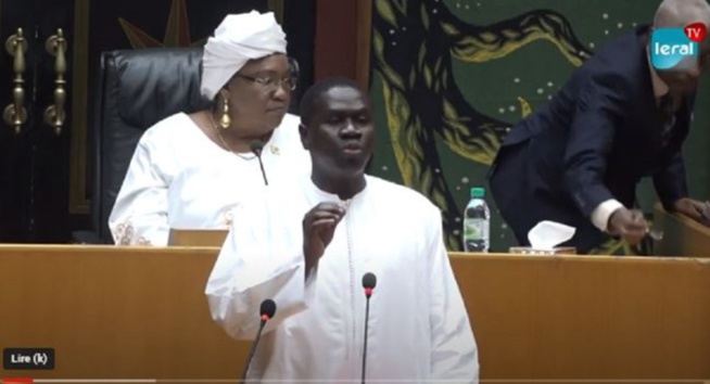 Incompatibilité de fonction ministre-mandat parlementaire : Me Oumar Youm viole l’article 54 de la Constitution en prenant part à l’élection du bureau Incompatibilité de fonction ministre-mandat parlementaire : Me Oumar Youm viole l’article 54 de la Constitution en prenant part à l’élection du bureau