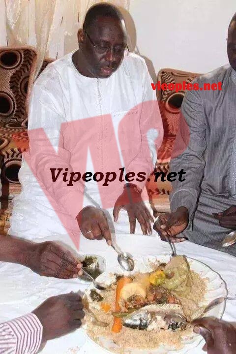 Le Président Macky Sall savoure notre plat national. Le Président Macky Sall savoure notre plat national.