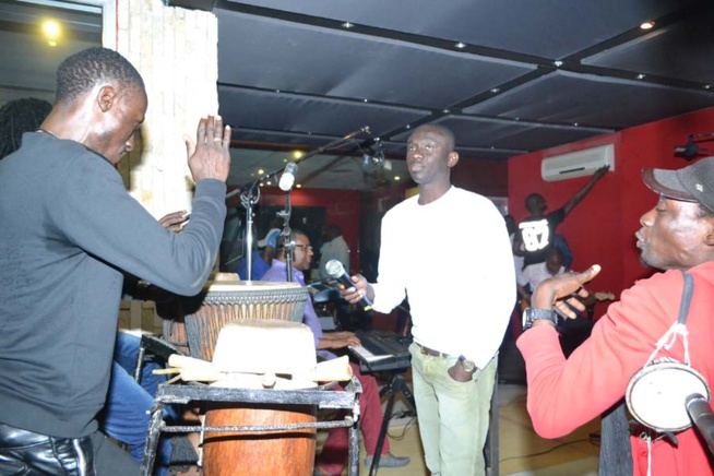 Les images de la répétition de Pape Diouf qui promet de jouer 30 titres au Dock de Pullman ce 04 avril pour fêter l'indépendance du Sénégal à Paris. Regardez Les images de la répétition de Pape Diouf qui promet de jouer 30 titres au Dock de Pullman ce 04 avril pour fêter l'indépendance du Sénégal à Paris. Regardez