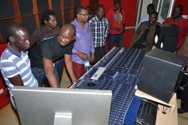 Les images de la répétition de Pape Diouf qui promet de jouer 30 titres au Dock de Pullman ce 04 avril pour fêter l'indépendance du Sénégal à Paris. Regardez Les images de la répétition de Pape Diouf qui promet de jouer 30 titres au Dock de Pullman ce 04 avril pour fêter l'indépendance du Sénégal à Paris. Regardez