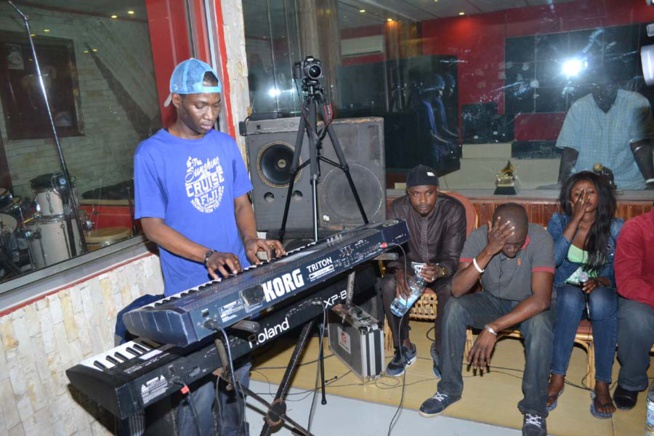 Les images de la répétition de Pape Diouf qui promet de jouer 30 titres au Dock de Pullman ce 04 avril pour fêter l'indépendance du Sénégal à Paris. Regardez Les images de la répétition de Pape Diouf qui promet de jouer 30 titres au Dock de Pullman ce 04 avril pour fêter l'indépendance du Sénégal à Paris. Regardez