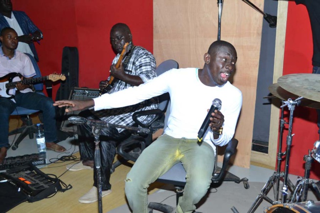 Les images de la répétition de Pape Diouf qui promet de jouer 30 titres au Dock de Pullman ce 04 avril pour fêter l'indépendance du Sénégal à Paris. Regardez