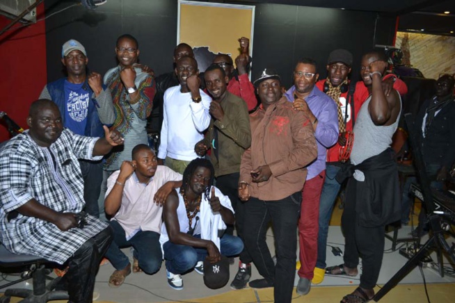 Les images de la répétition de Pape Diouf qui promet de jouer 30 titres au Dock de Pullman ce 04 avril pour fêter l'indépendance du Sénégal à Paris. Regardez Les images de la répétition de Pape Diouf qui promet de jouer 30 titres au Dock de Pullman ce 04 avril pour fêter l'indépendance du Sénégal à Paris. Regardez