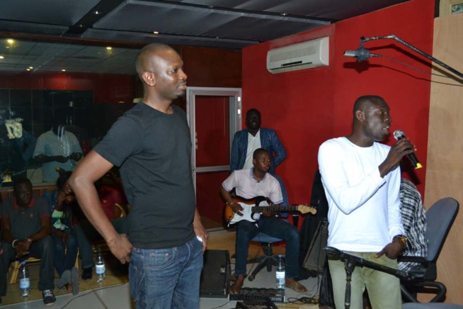 Les images de la répétition de Pape Diouf qui promet de jouer 30 titres au Dock de Pullman ce 04 avril pour fêter l'indépendance du Sénégal à Paris. Regardez Les images de la répétition de Pape Diouf qui promet de jouer 30 titres au Dock de Pullman ce 04 avril pour fêter l'indépendance du Sénégal à Paris. Regardez