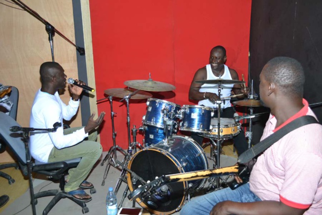 Les images de la répétition de Pape Diouf qui promet de jouer 30 titres au Dock de Pullman ce 04 avril pour fêter l'indépendance du Sénégal à Paris. Regardez Les images de la répétition de Pape Diouf qui promet de jouer 30 titres au Dock de Pullman ce 04 avril pour fêter l'indépendance du Sénégal à Paris. Regardez