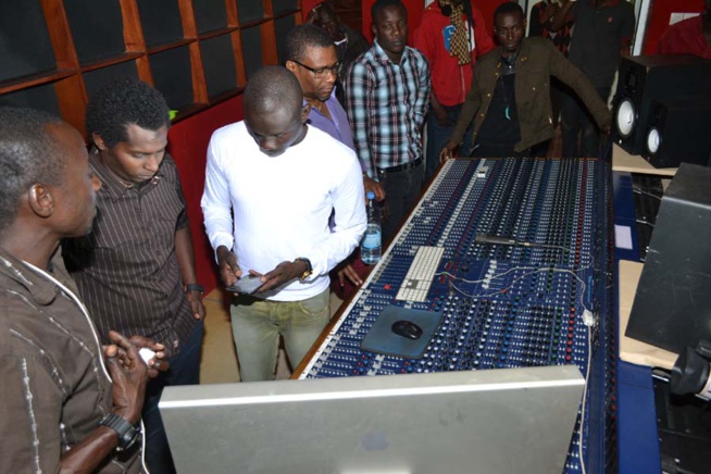 Les images de la répétition de Pape Diouf qui promet de jouer 30 titres au Dock de Pullman ce 04 avril pour fêter l'indépendance du Sénégal à Paris. Regardez Les images de la répétition de Pape Diouf qui promet de jouer 30 titres au Dock de Pullman ce 04 avril pour fêter l'indépendance du Sénégal à Paris. Regardez