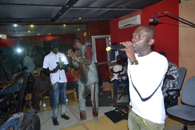 Les images de la répétition de Pape Diouf qui promet de jouer 30 titres au Dock de Pullman ce 04 avril pour fêter l'indépendance du Sénégal à Paris. Regardez Les images de la répétition de Pape Diouf qui promet de jouer 30 titres au Dock de Pullman ce 04 avril pour fêter l'indépendance du Sénégal à Paris. Regardez