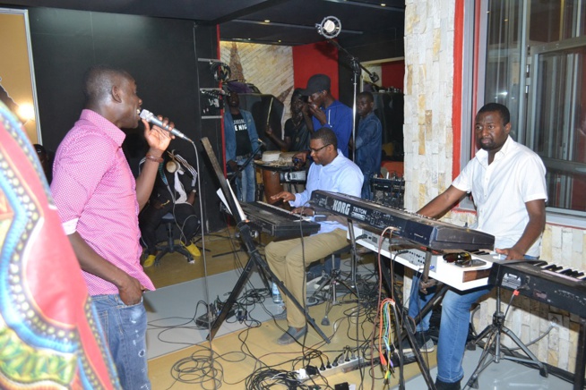 Jamais 2 sans 3: Après le grand théâtre en 2012, Zénith en 2013, Pape Diouf dans le dernier virage des répétitions du 04 Avril au Dock de Pullman. Regardez Jamais 2 sans 3: Après le grand théâtre en 2012, Zénith en 2013, Pape Diouf dans le dernier virage des répétitions du 04 Avril au Dock de Pullman. Regardez