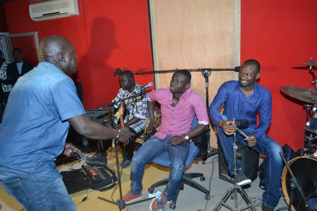 Jamais 2 sans 3: Après le grand théâtre en 2012, Zénith en 2013, Pape Diouf dans le dernier virage des répétitions du 04 Avril au Dock de Pullman. Regardez Jamais 2 sans 3: Après le grand théâtre en 2012, Zénith en 2013, Pape Diouf dans le dernier virage des répétitions du 04 Avril au Dock de Pullman. Regardez