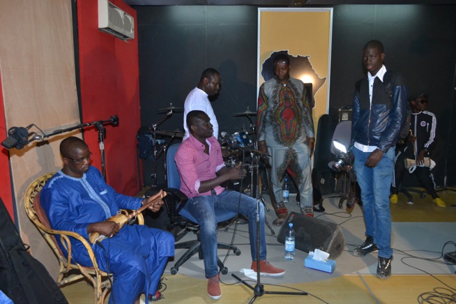 Jamais 2 sans 3: Après le grand théâtre en 2012, Zénith en 2013, Pape Diouf dans le dernier virage des répétitions du 04 Avril au Dock de Pullman. Regardez Jamais 2 sans 3: Après le grand théâtre en 2012, Zénith en 2013, Pape Diouf dans le dernier virage des répétitions du 04 Avril au Dock de Pullman. Regardez