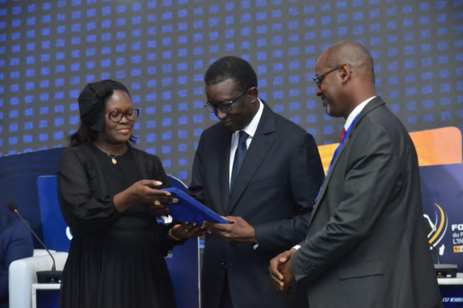 REMISE DE LA DISTINCTION DE LA CGF BOURSE PAR LE PM AMADOU BA REMISE DE LA DISTINCTION DE LA CGF BOURSE PAR LE PM AMADOU BA