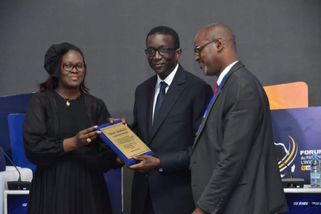 REMISE DE LA DISTINCTION DE LA CGF BOURSE PAR LE PM AMADOU BA REMISE DE LA DISTINCTION DE LA CGF BOURSE PAR LE PM AMADOU BA