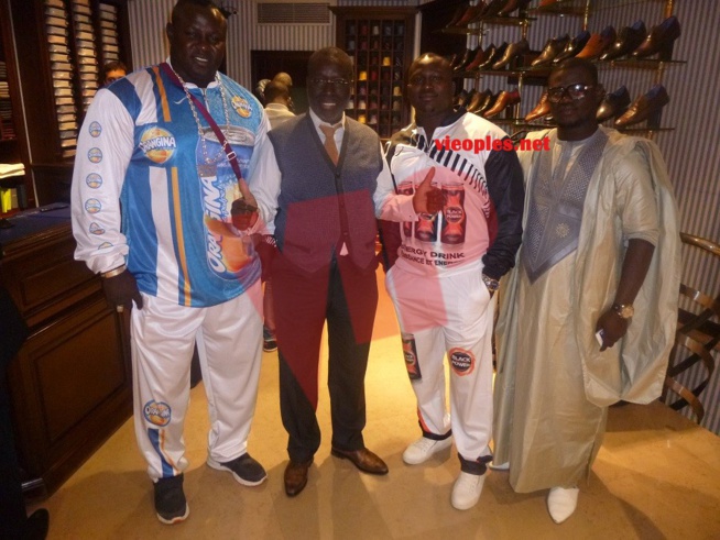 Les images de Modou Lo et Bombardier chez le parrain du combat Pape Ndiaye à Paris Les images de Modou Lo et Bombardier chez le parrain du combat Pape Ndiaye à Paris