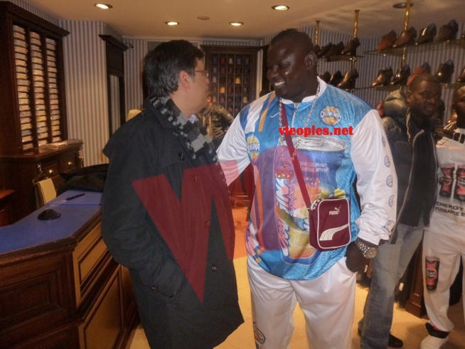 Les images de Modou Lo et Bombardier chez le parrain du combat Pape Ndiaye à Paris Les images de Modou Lo et Bombardier chez le parrain du combat Pape Ndiaye à Paris