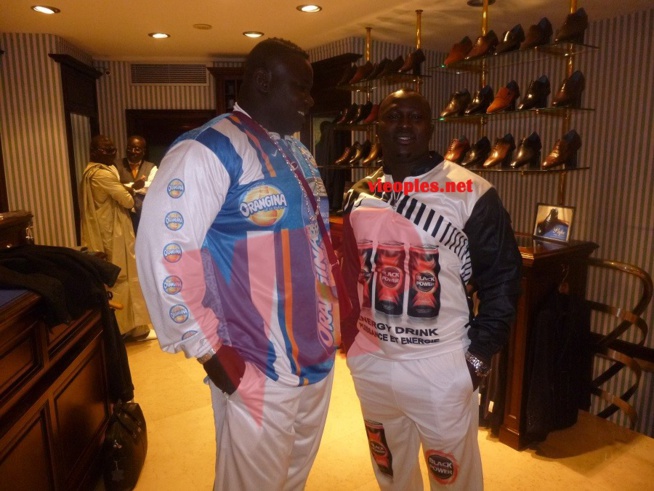 Les images de Modou Lo et Bombardier chez le parrain du combat Pape Ndiaye à Paris Les images de Modou Lo et Bombardier chez le parrain du combat Pape Ndiaye à Paris