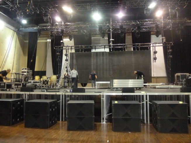 Photos +vidéo: Les dispositions de la salle du Dock de Pullman pour accueillir Pape Diouf ce 04 Avril à guichet fermé. Regardez Photos +vidéo: Les dispositions de la salle du Dock de Pullman pour accueillir Pape Diouf ce 04 Avril à guichet fermé. Regardez