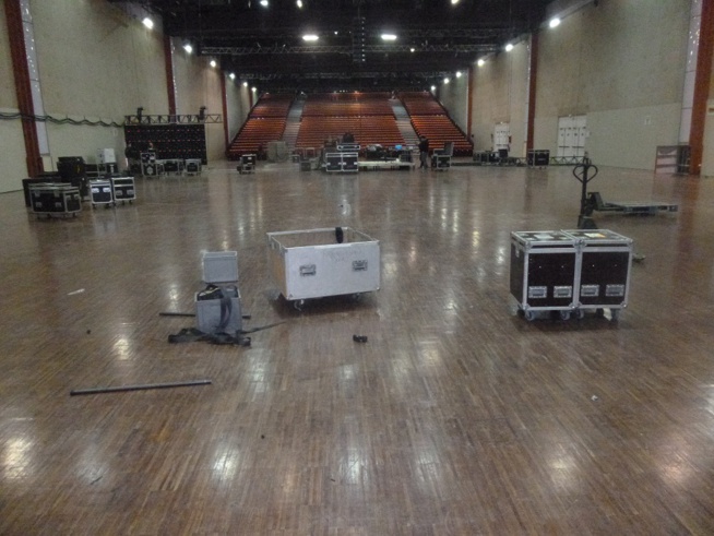 Photos +vidéo: Les dispositions de la salle du Dock de Pullman pour accueillir Pape Diouf ce 04 Avril à guichet fermé. Regardez Photos +vidéo: Les dispositions de la salle du Dock de Pullman pour accueillir Pape Diouf ce 04 Avril à guichet fermé. Regardez