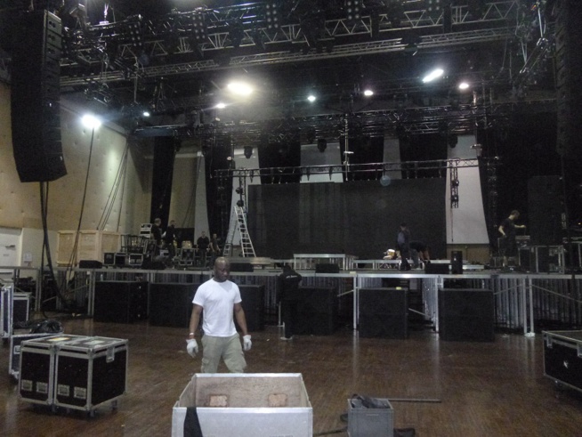 Photos +vidéo: Les dispositions de la salle du Dock de Pullman pour accueillir Pape Diouf ce 04 Avril à guichet fermé. Regardez Photos +vidéo: Les dispositions de la salle du Dock de Pullman pour accueillir Pape Diouf ce 04 Avril à guichet fermé. Regardez