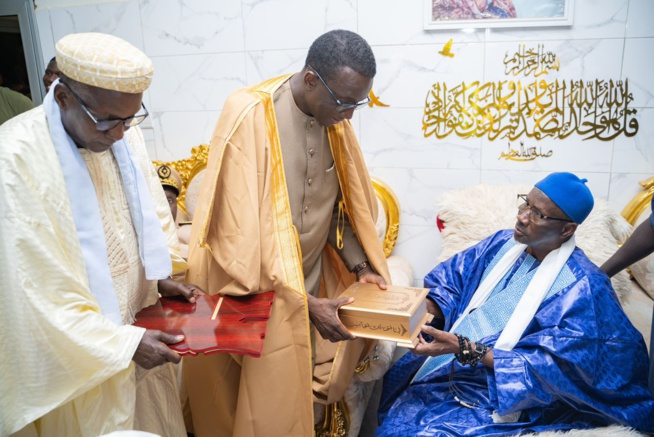 Le Premier Ministre Amadou BA a rendu visite à la famille Ndieguéne ce samedi à Thiés Le Premier Ministre Amadou BA a rendu visite à la famille Ndieguéne ce samedi à Thiés