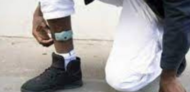 Y. C. défonce son bracelet électronique, à coups de pierre Y. C. défonce son bracelet électronique, à coups de pierre