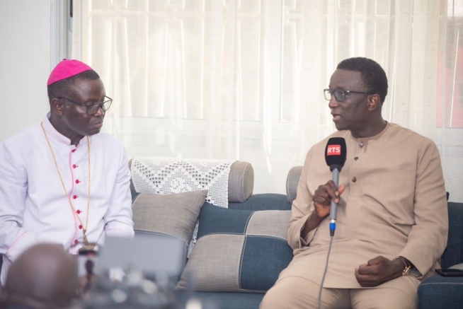 Tournée Économique à Thiès : Le Pm Amadou BA chez l’évêque Mgr André GUÈYE Tournée Économique à Thiès : Le Pm Amadou BA chez l’évêque Mgr André GUÈYE