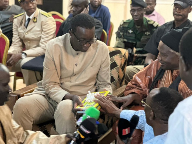 Le Premier Ministre Amadou BA s’est rendu à Médina FALL, Keur Cheikh, chez les Baye Fall communément appelé « Péthie mi», Le Premier Ministre Amadou BA s’est rendu à Médina FALL, Keur Cheikh, chez les Baye Fall communément appelé « Péthie mi»,