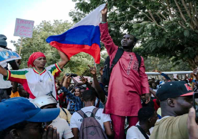 Retour sur la Manifestation de F24 : des interrogations sur la présence du drapeau russe Retour sur la Manifestation de F24 : des interrogations sur la présence du drapeau russe
