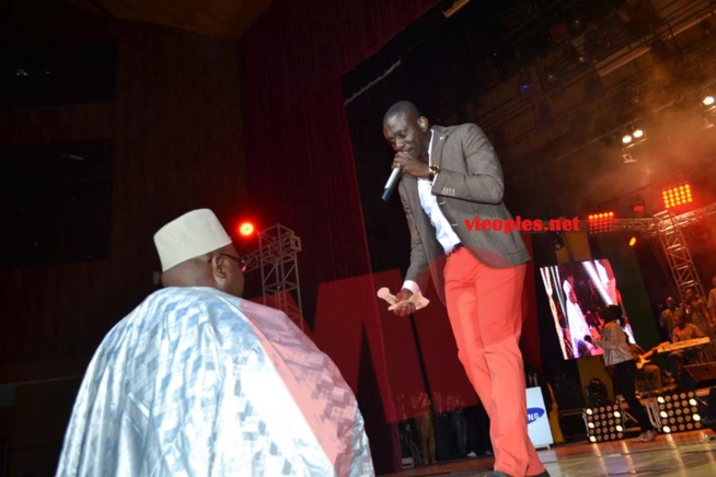 Le mari de la journaliste Fatou Abdou Ndiaye de "Door warr" sur la sentv arrose Pape Diouf; Le mari de la journaliste Fatou Abdou Ndiaye de "Door warr" sur la sentv arrose Pape Diouf;