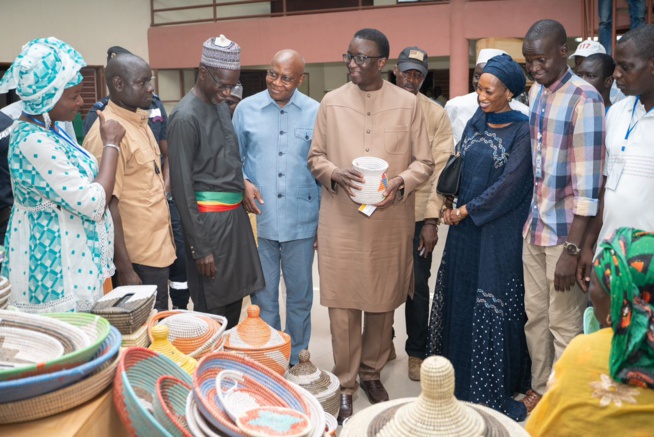 À Ngaye Mékhé le royaume de la cordonnerie, le Premier Ministre Amadou BA est roi en ce lundi 30 octobre 2023. À Ngaye Mékhé le royaume de la cordonnerie, le Premier Ministre Amadou BA est roi en ce lundi 30 octobre 2023.