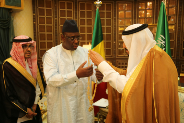 Macky Sall reçu et décoré par le Roi Salman d'Arabie Saoudite Macky Sall reçu et décoré par le Roi Salman d'Arabie Saoudite