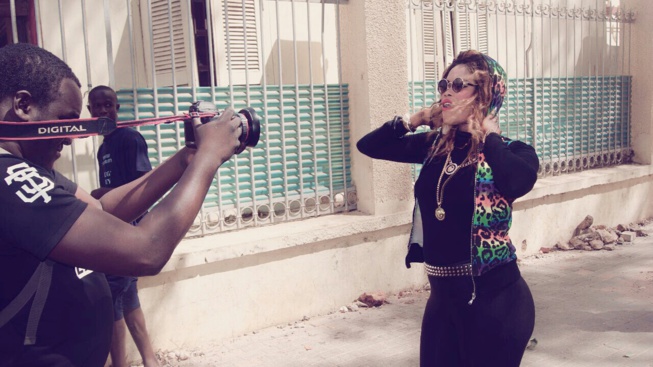 Avant - premiére en images de la nouvelle vidéo "Gueum Sa Bopp" de la rappeuse Dess Major. Regardez Avant - premiére en images de la nouvelle vidéo "Gueum Sa Bopp" de la rappeuse Dess Major. Regardez