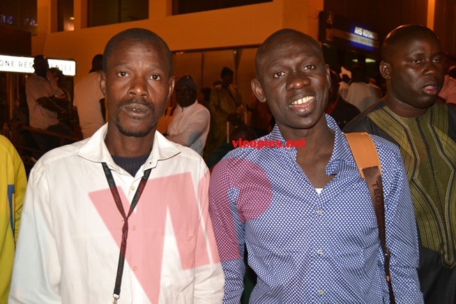 Les images du départ de Pape Diouf à l'aéroport LSS pour Paris. Regardez Les images du départ de Pape Diouf à l'aéroport LSS pour Paris. Regardez