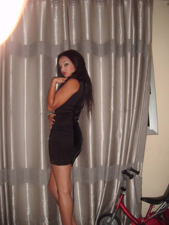 Photos-Agnès, la « copine » de Waly Seck dans Un cafe avec en mode shooting Photos-Agnès, la « copine » de Waly Seck dans Un cafe avec en mode shooting